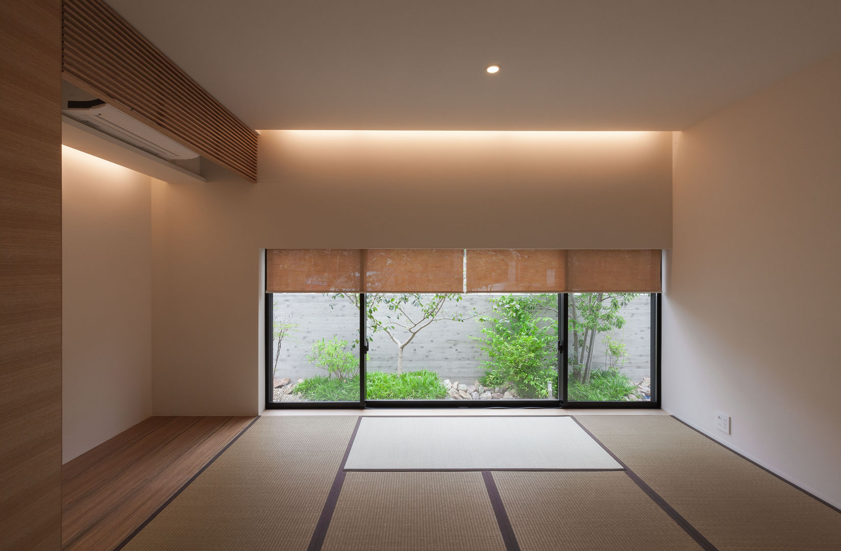 平屋建てのコートハウス, Architet6建築事務所 Architet6建築事務所 Modern Media Room Wood Wood effect