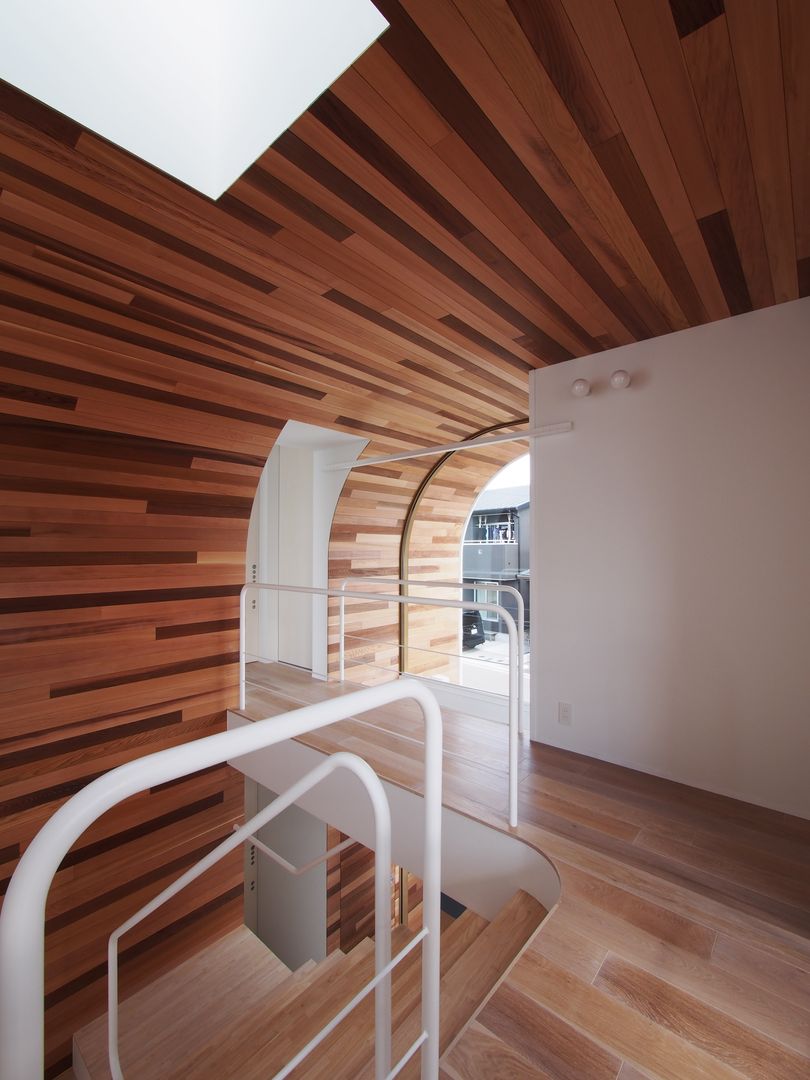 ２階廊下 イシウエヨシヒロ建築設計事務所 YIA モダンスタイルの 玄関&廊下&階段 木 木目調