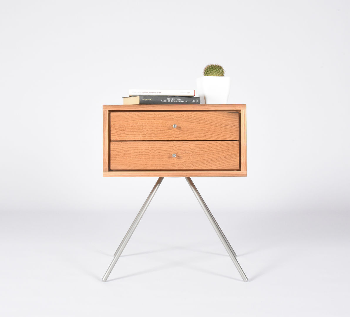 Comodino Mid Century con cassetti in legno antico di botte / Mobili camera da letto in stile scandinavo con gambe inox, Ebanisteria Cavallaro Ebanisteria Cavallaro Scandinavian style bedroom Solid Wood Multicolored Bedside tables