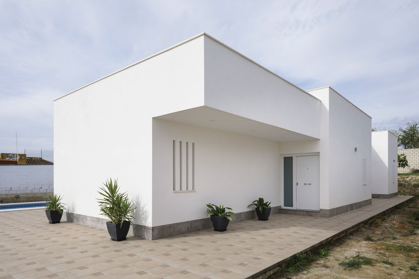 Casa con Terraza, Jardín y Piscina Perfecta para el Verano, FAQ arquitectura FAQ arquitectura Minimalistische Häuser