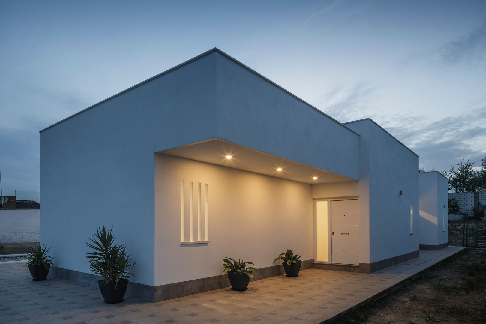 Casa con Terraza, Jardín y Piscina Perfecta para el Verano, FAQ arquitectura FAQ arquitectura Minimalist house