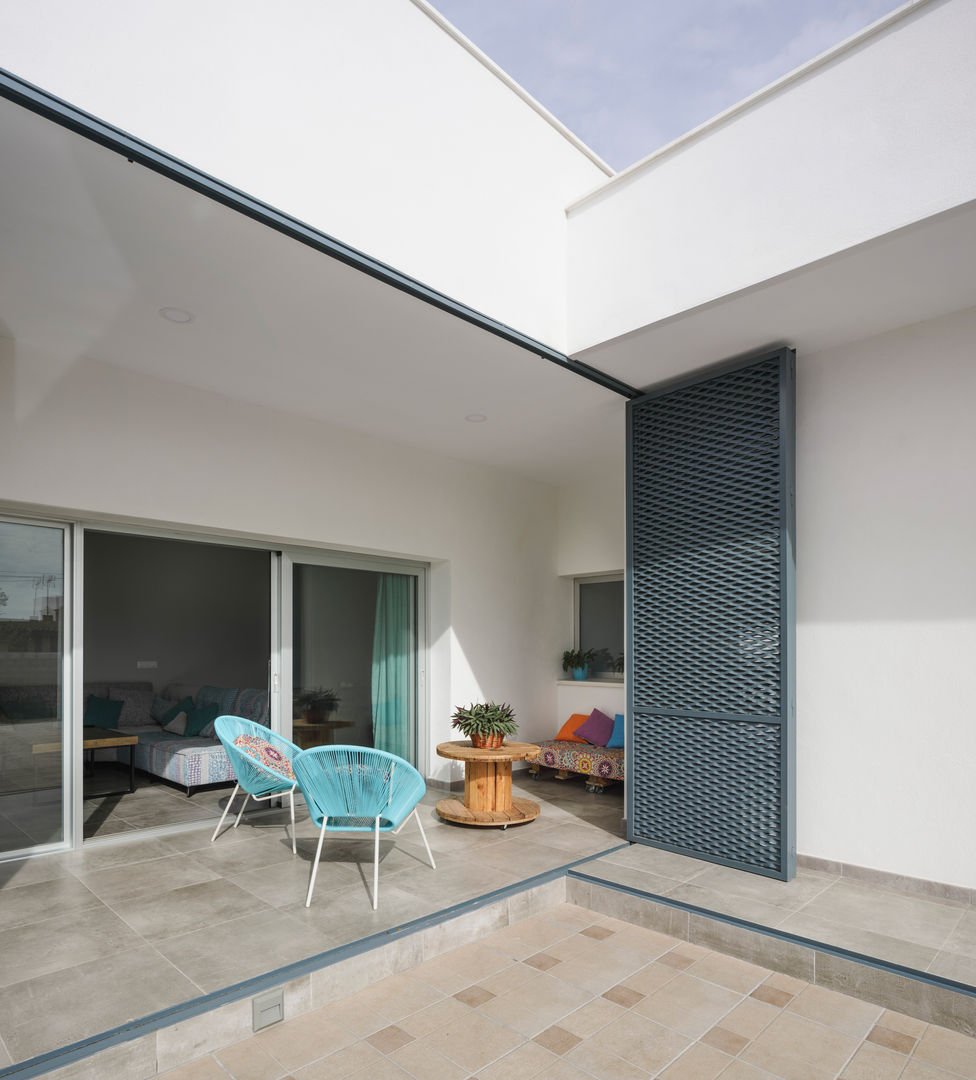 Casa con Terraza, Jardín y Piscina Perfecta para el Verano, FAQ arquitectura FAQ arquitectura Minimalistische Häuser
