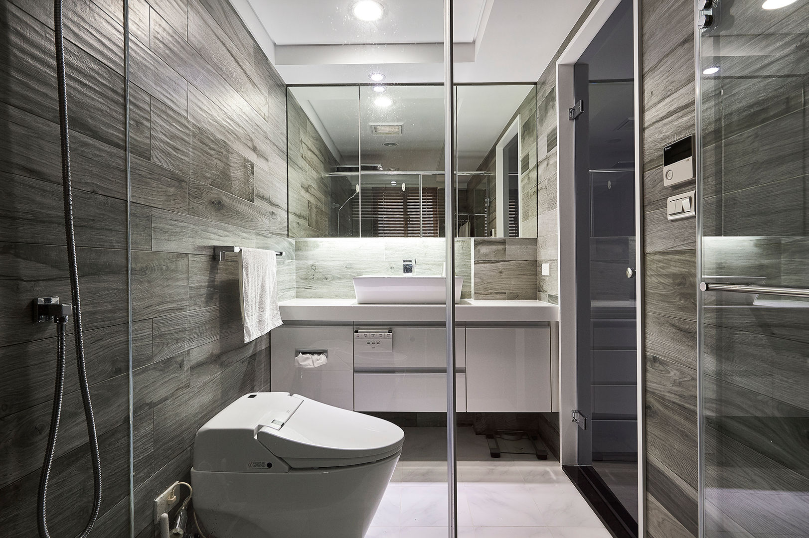 木紋磚鋪陳浴室的休閒溫潤質感 青瓷設計工程有限公司 現代浴室設計點子、靈感&圖片