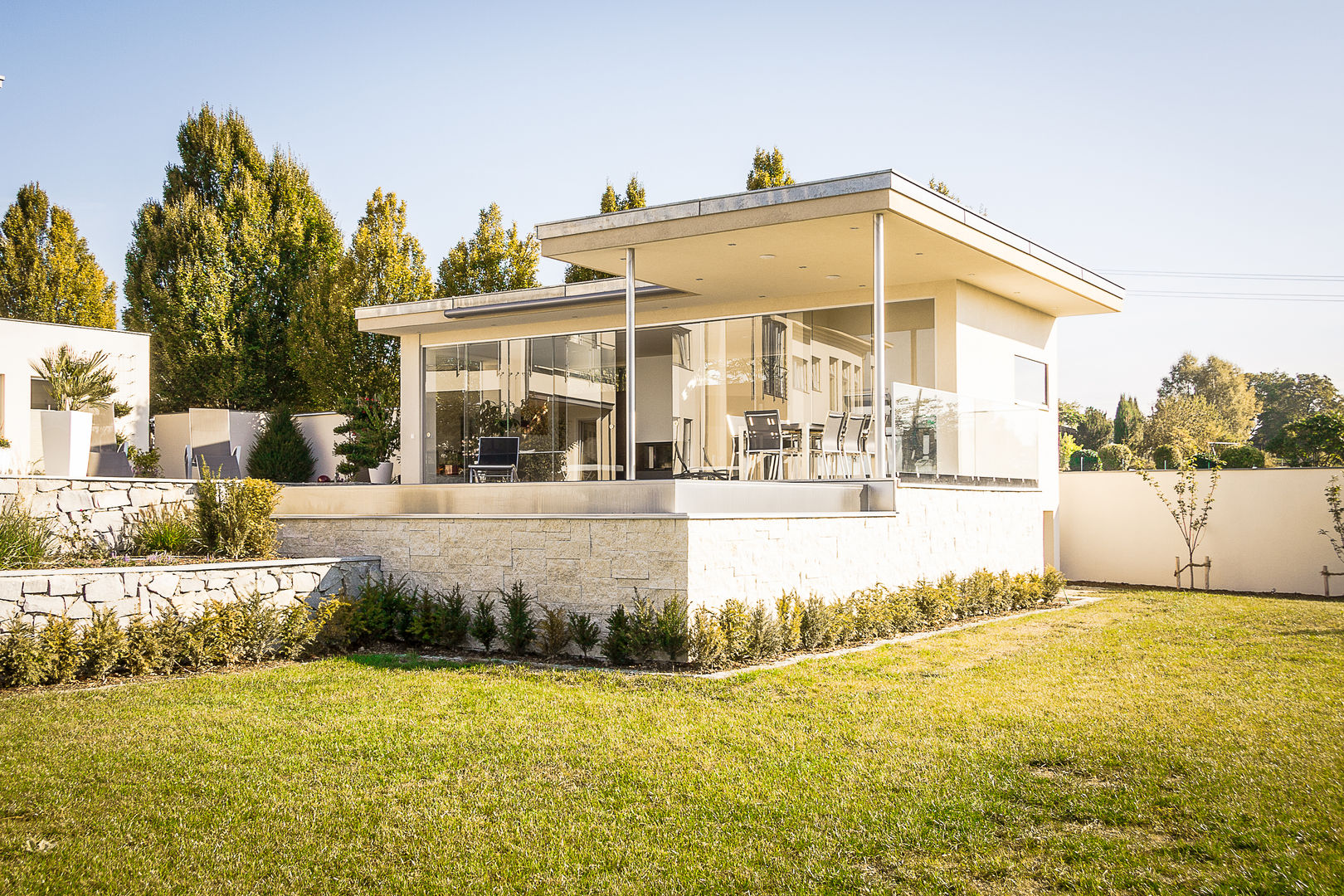 Poolhaus mit Schiebeverglasungen von Fenster-Schmidinger, Schmidinger Wintergärten, Fenster & Verglasungen Schmidinger Wintergärten, Fenster & Verglasungen Окна и двери в стиле модерн Стекло