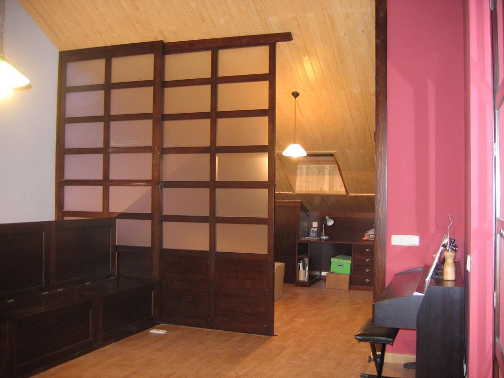 Separador de ambientes en madera y cristal con puerta corredera la alacena segoviana s.l Oficinas Madera Acabado en madera