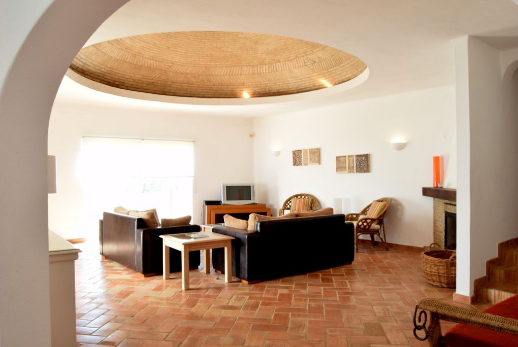 Terracota dome Engel & Voelkers Vilamoura Phòng khách phong cách mộc mạc