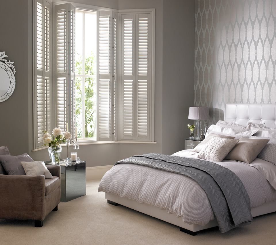 Kenilworth Wooden Shutters in a 3 sided bay homify Classic style bedroom Engineered Wood Transparent Shutter,Plantation,Wooden,bay window,white,colonial,shutters,wooden shutters