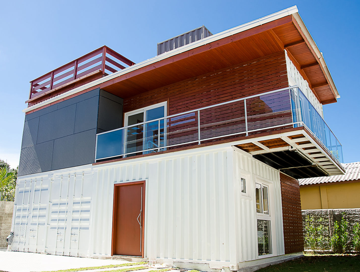 Residencial de Casas Container I | Campeche, Florianópolis (SC), GhiorziTavares Arquitetura GhiorziTavares Arquitetura 房子 鐵/鋼