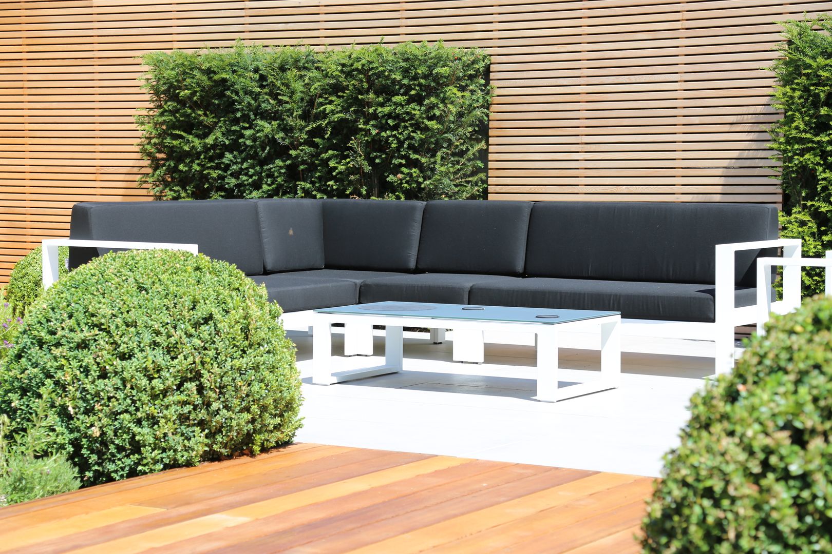 Outdoor Seating Borrowed Space Vườn phong cách hiện đại Outdoor seating,garden furniture