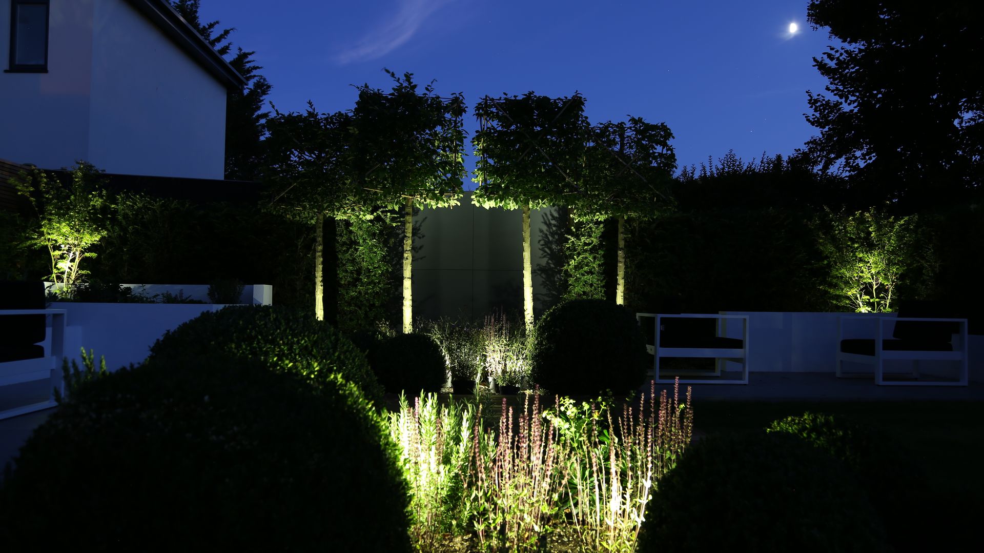 Garden Lighting Borrowed Space Jardines modernos: Ideas, imágenes y decoración