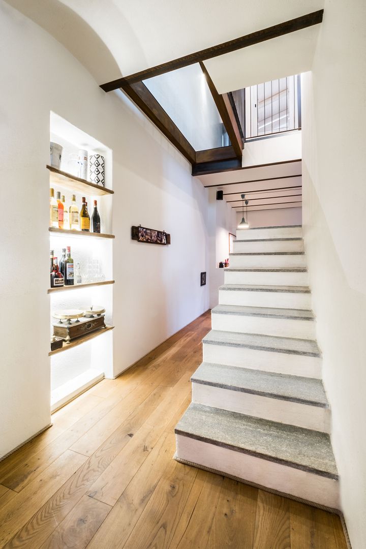 Casa di Campagna, UAU un'architettura unica UAU un'architettura unica Colonial style corridor, hallway& stairs