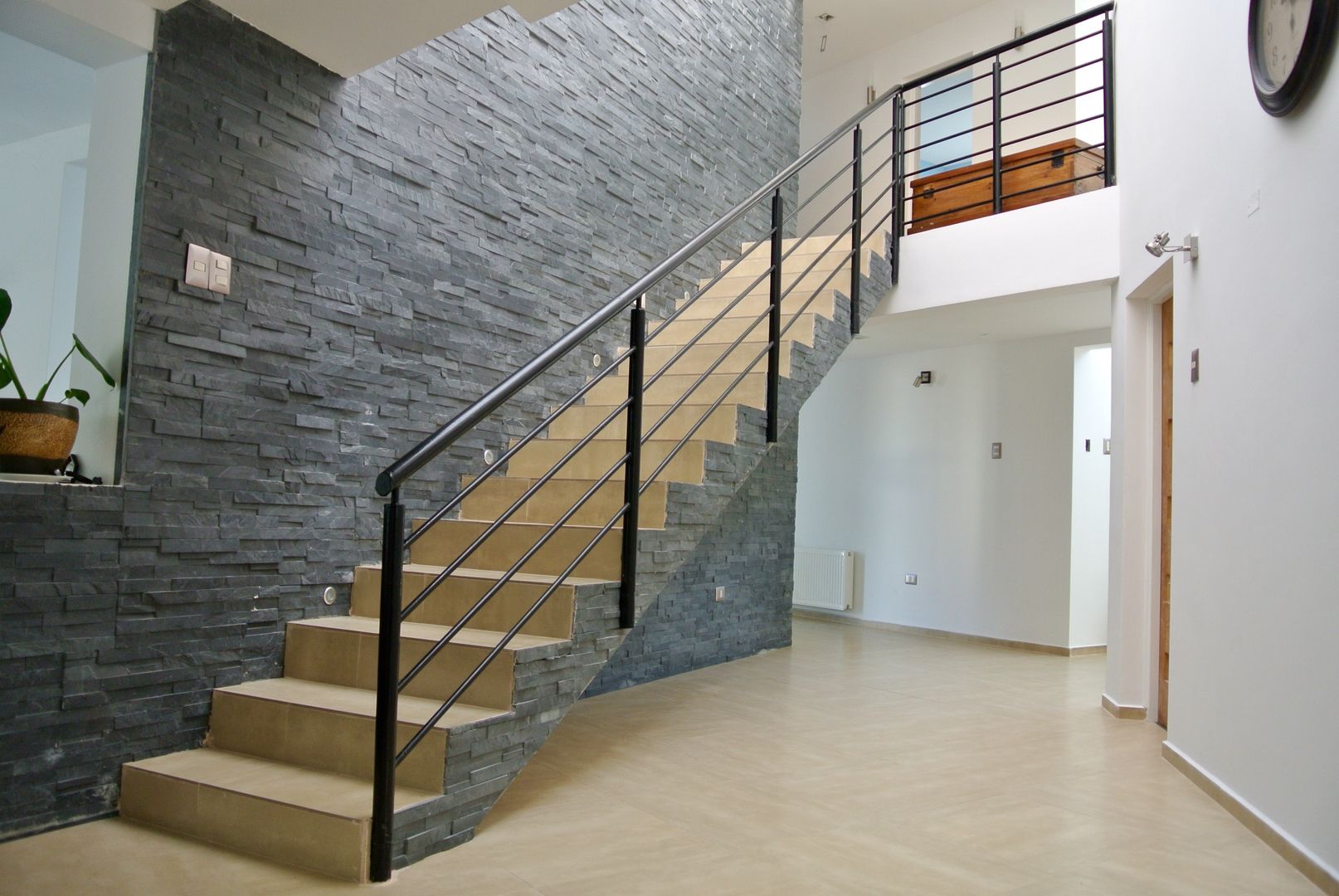 Casa Lomas, AtelierStudio AtelierStudio Corridor & hallway