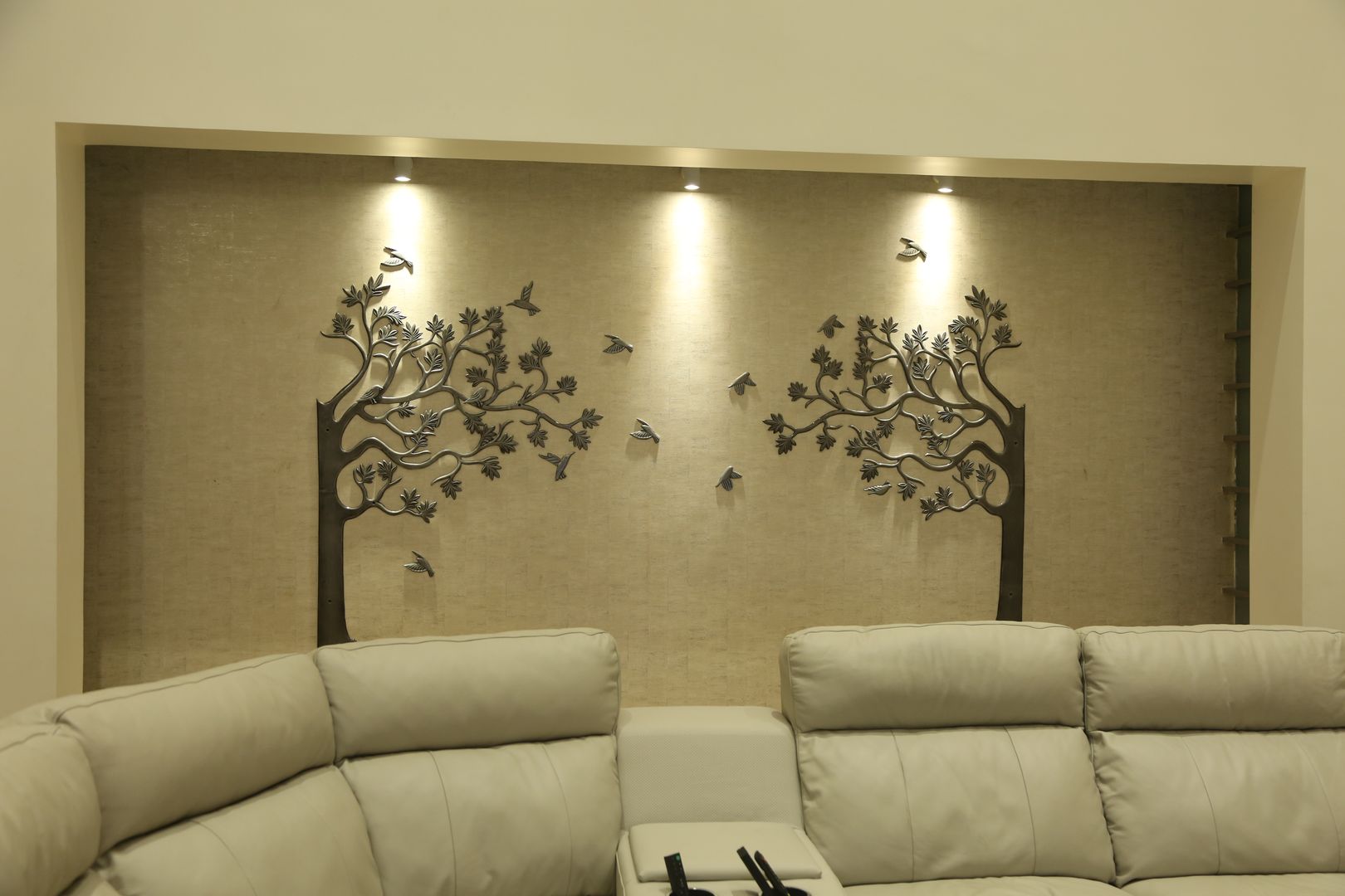 Niche in the living room to house the Tree Mural homify Modern living room