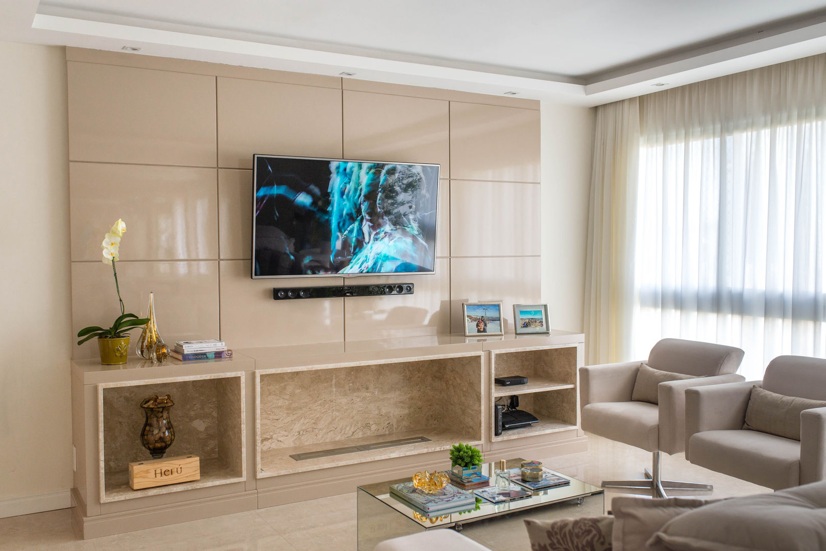 Apartamento BS , AIRE Arquitetura Interiores e Retail AIRE Arquitetura Interiores e Retail Living room MDF