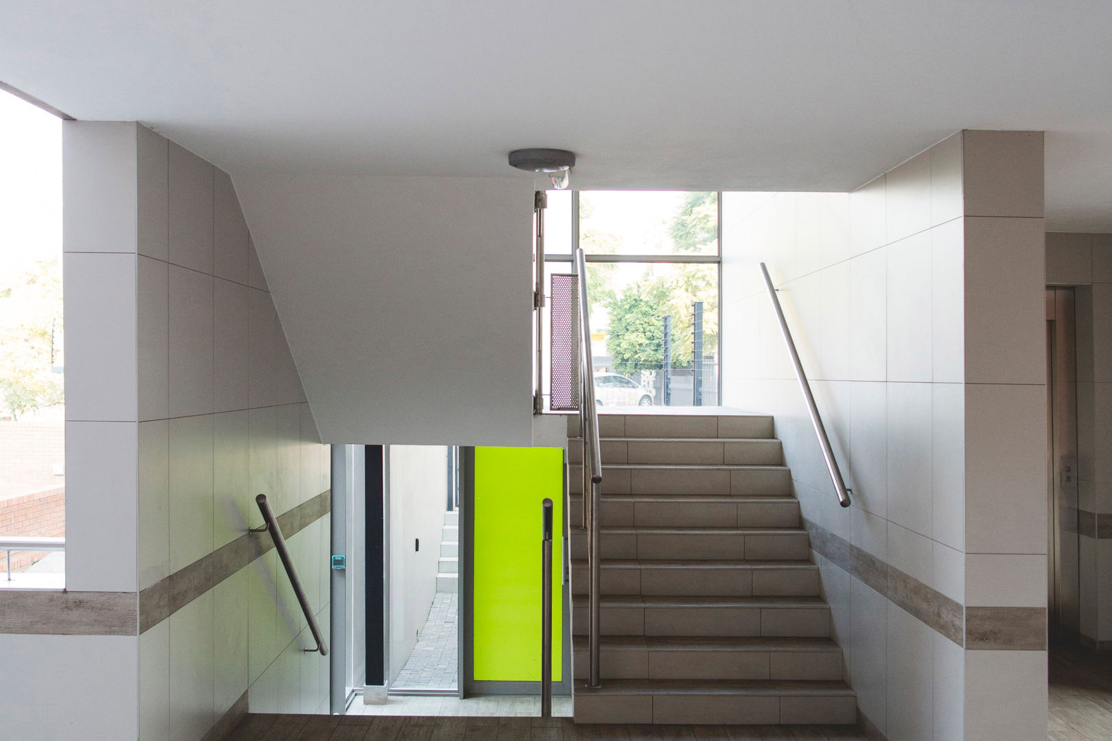Mackenzie Gate, Swart & Associates Architects Swart & Associates Architects Pasillos, vestíbulos y escaleras modernos