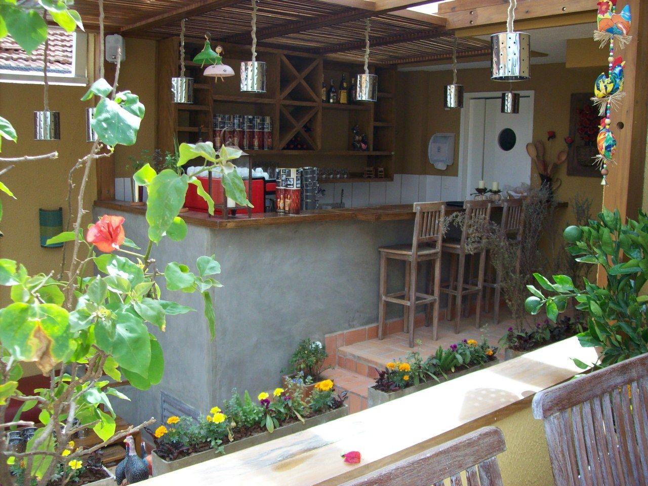 Quintal Vila Madalena, Empório Brasil Marcenaria Empório Brasil Marcenaria Rustic style balcony, porch & terrace Solid Wood Multicolored