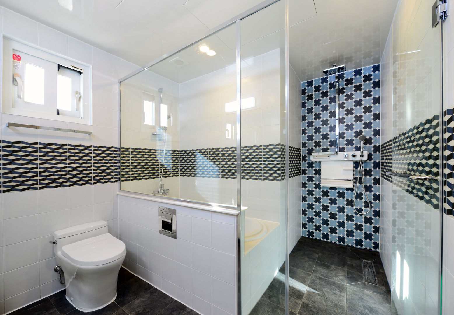 homify Modern bathroom