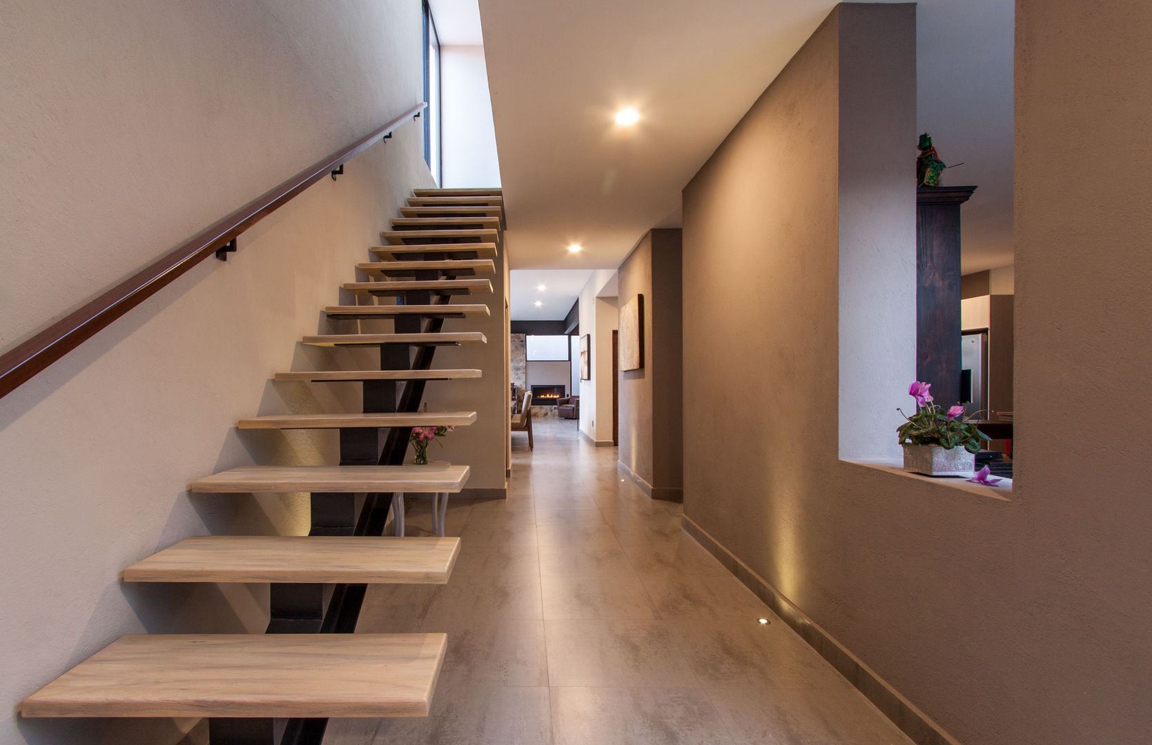 CASA MAPLES, Loyola Arquitectos Loyola Arquitectos Modern corridor, hallway & stairs