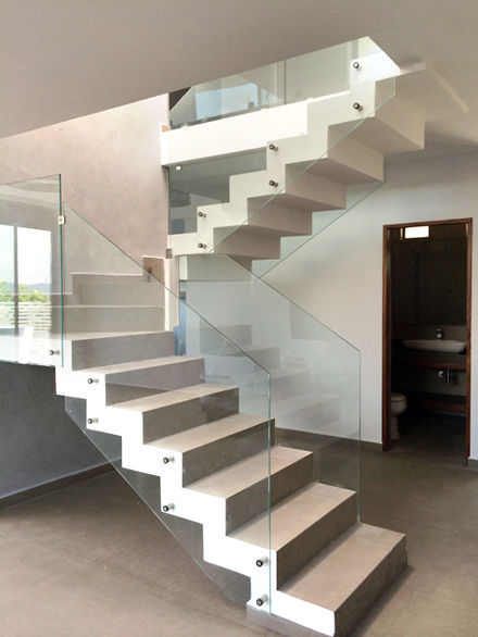 Sendero, Base-Arquitectura Base-Arquitectura Minimalistyczny korytarz, przedpokój i schody