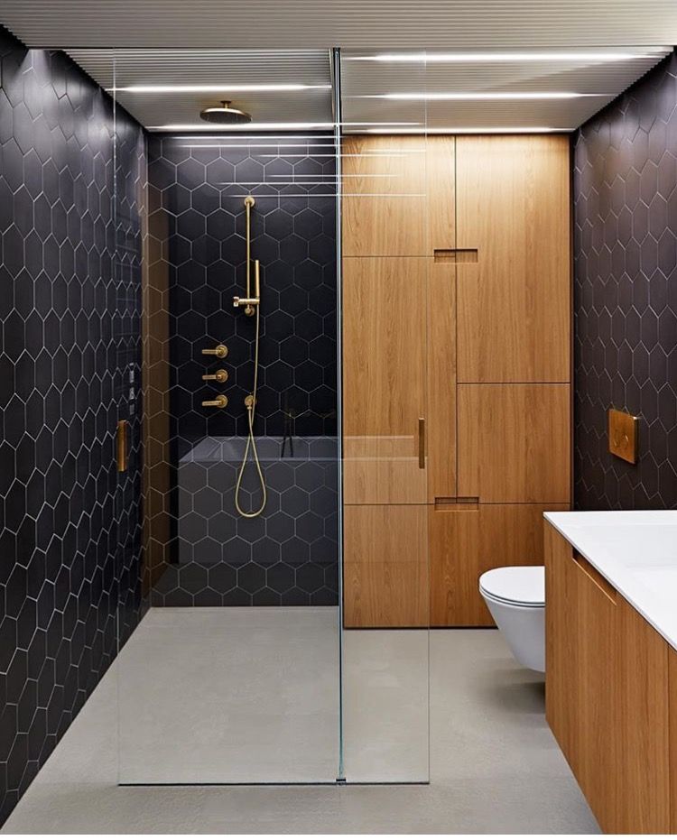 homify Modern bathroom