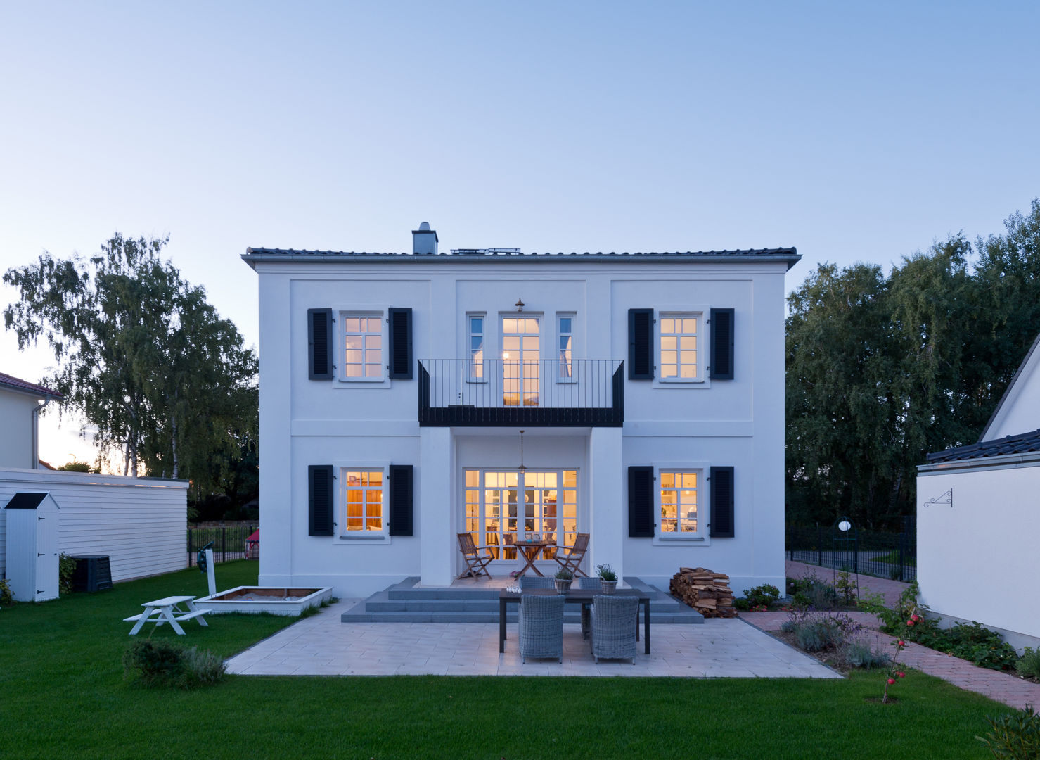 Gartenansicht Bartels-Architektur Klassische Häuser Landhaus,shabby,Fensterladen