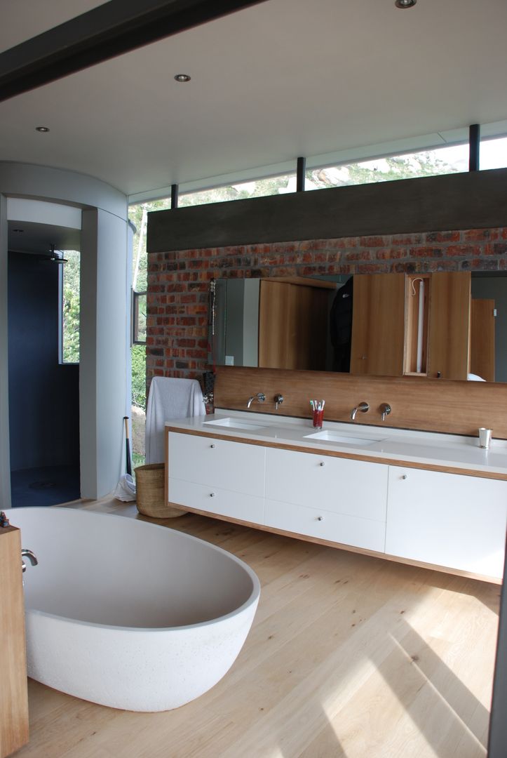 New Private Home in Llandudno, Gallagher Lourens Architects Gallagher Lourens Architects Modern bathroom