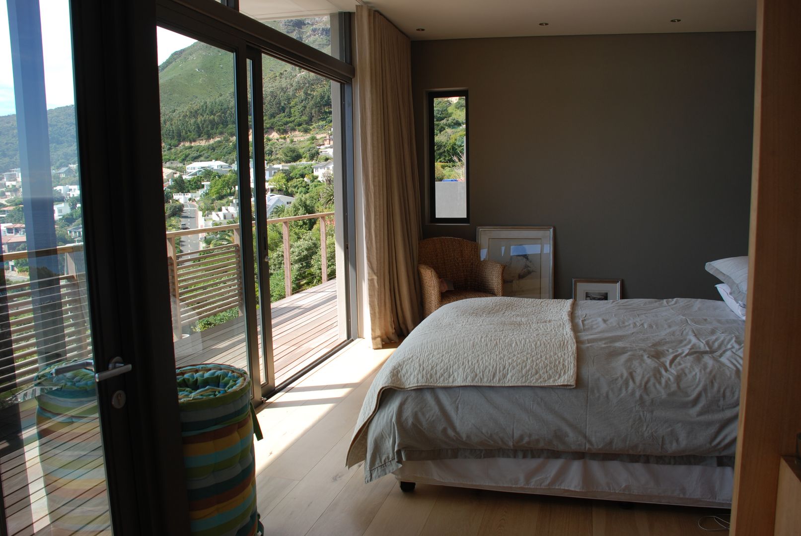 New Private Home in Llandudno, Gallagher Lourens Architects Gallagher Lourens Architects Modern style bedroom