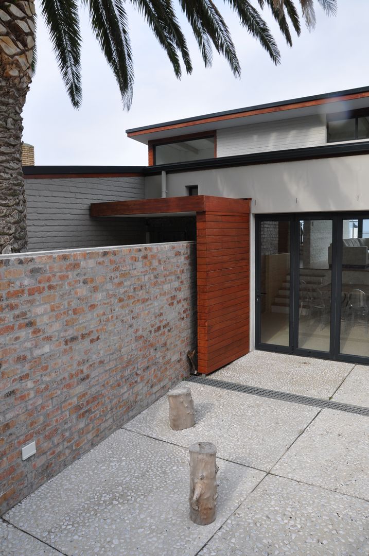 HOLIDAY HOME CONVERSION, Gallagher Lourens Architects Gallagher Lourens Architects Modern balcony, veranda & terrace