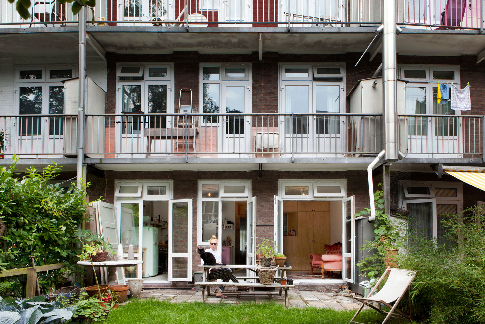 TINY APARTMENT WITH A GARDEN VIEW, Kumiki Kumiki Eclectische huizen Plant,Het opbouwen van,Eigendom,Raam,Tafel,architectuur,Stoel,Bloempot,Buurt,woongebied