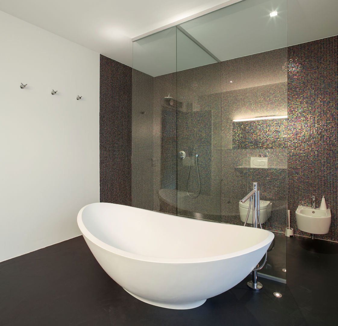 Modern With Free Standing Tub Gracious Luxury Interiors Moderne badkamers