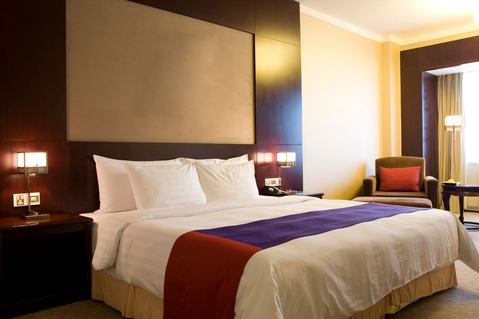 Red/Purple Hotel Room Gracious Luxury Interiors Gewerbeflächen Hotels