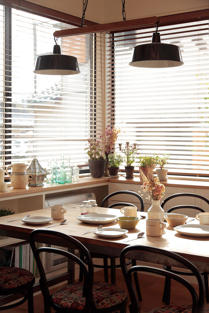 FUN! HOUSE!, こぢこぢ一級建築士事務所 こぢこぢ一級建築士事務所 Scandinavian style dining room