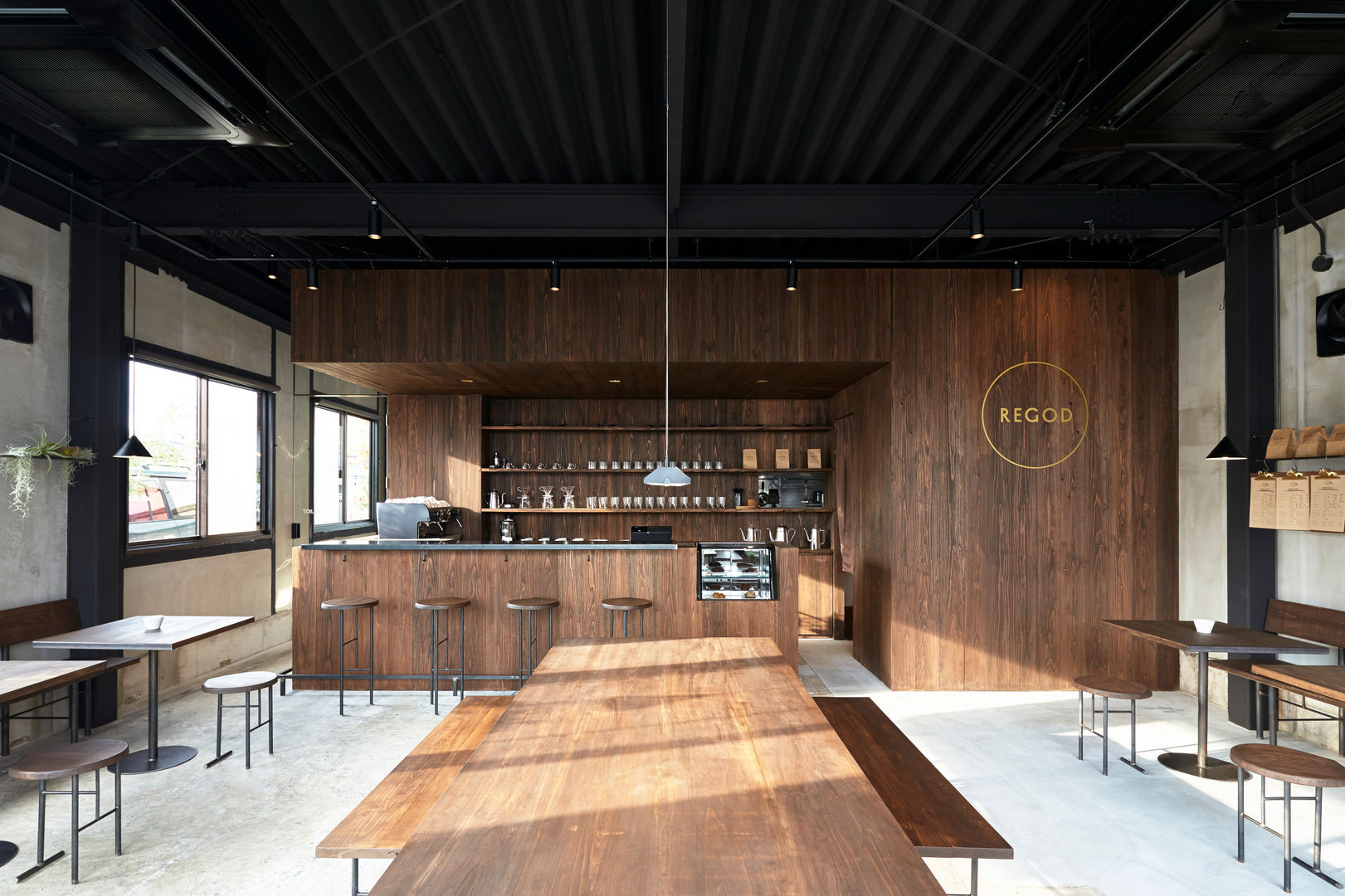 大リビングの大きなテーブル Innovation Studio Okayama 商業空間 コンクリート シンプル,モノトーン,カフェ,素材感,テーブル,キッチンカウンター,コンクリートの床,テクスチャードモノトーン,レストラン