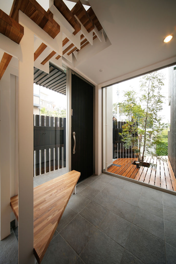 haus-kuro, 一級建築士事務所haus 一級建築士事務所haus Scandinavian style corridor, hallway& stairs Tiles