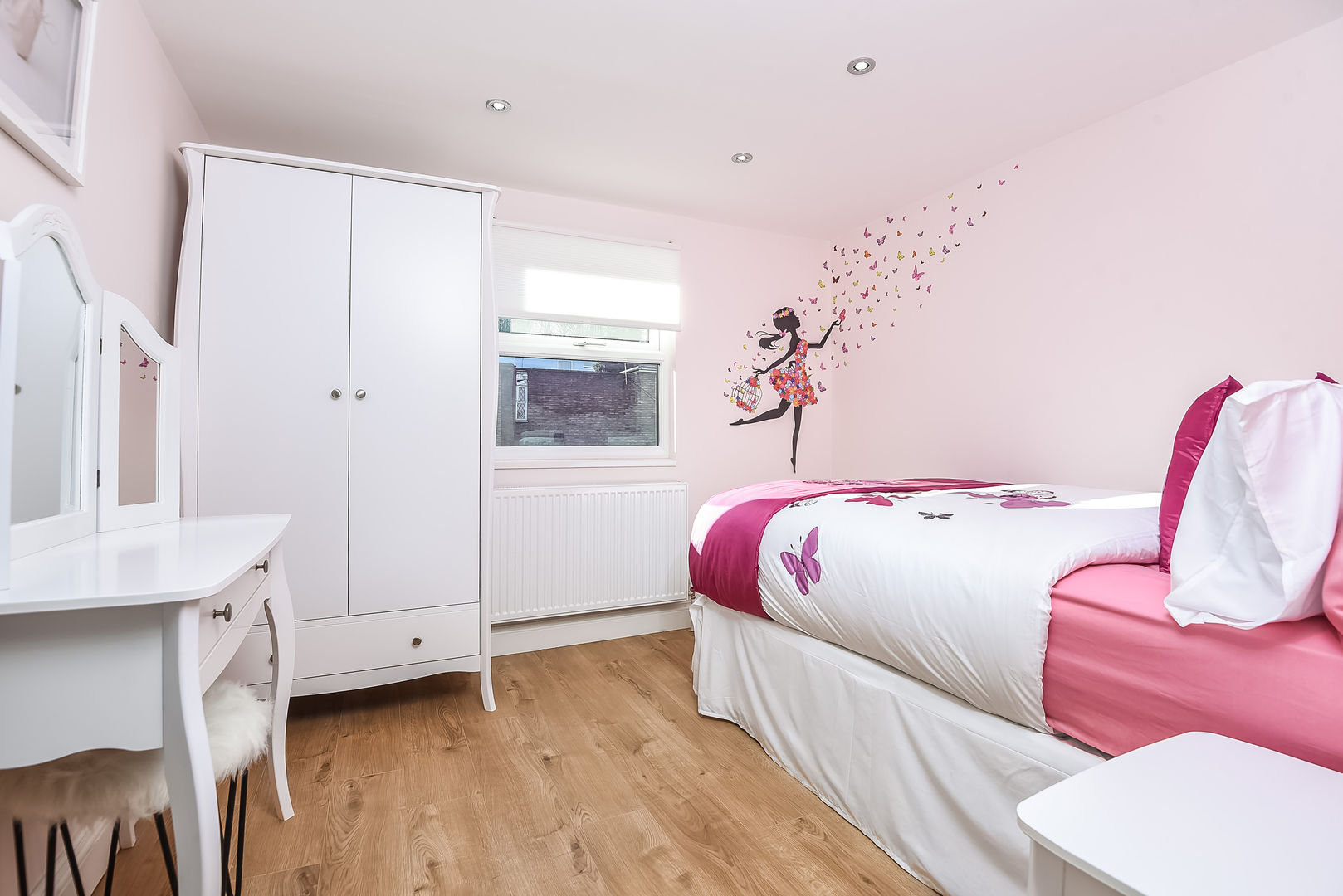 Girls Bedroom 2: modern by Millennium Interior Designers, Modern