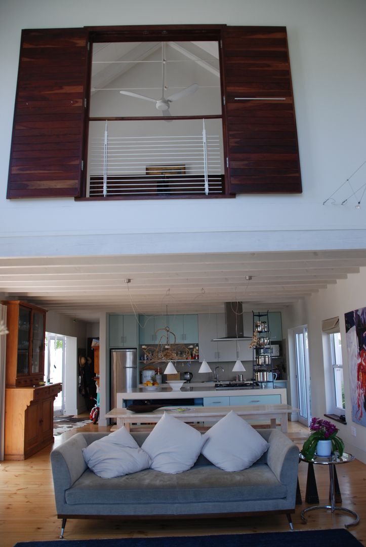 HOLIDAY HOME KNYSNA, Gallagher Lourens Architects Gallagher Lourens Architects Colonial style living room