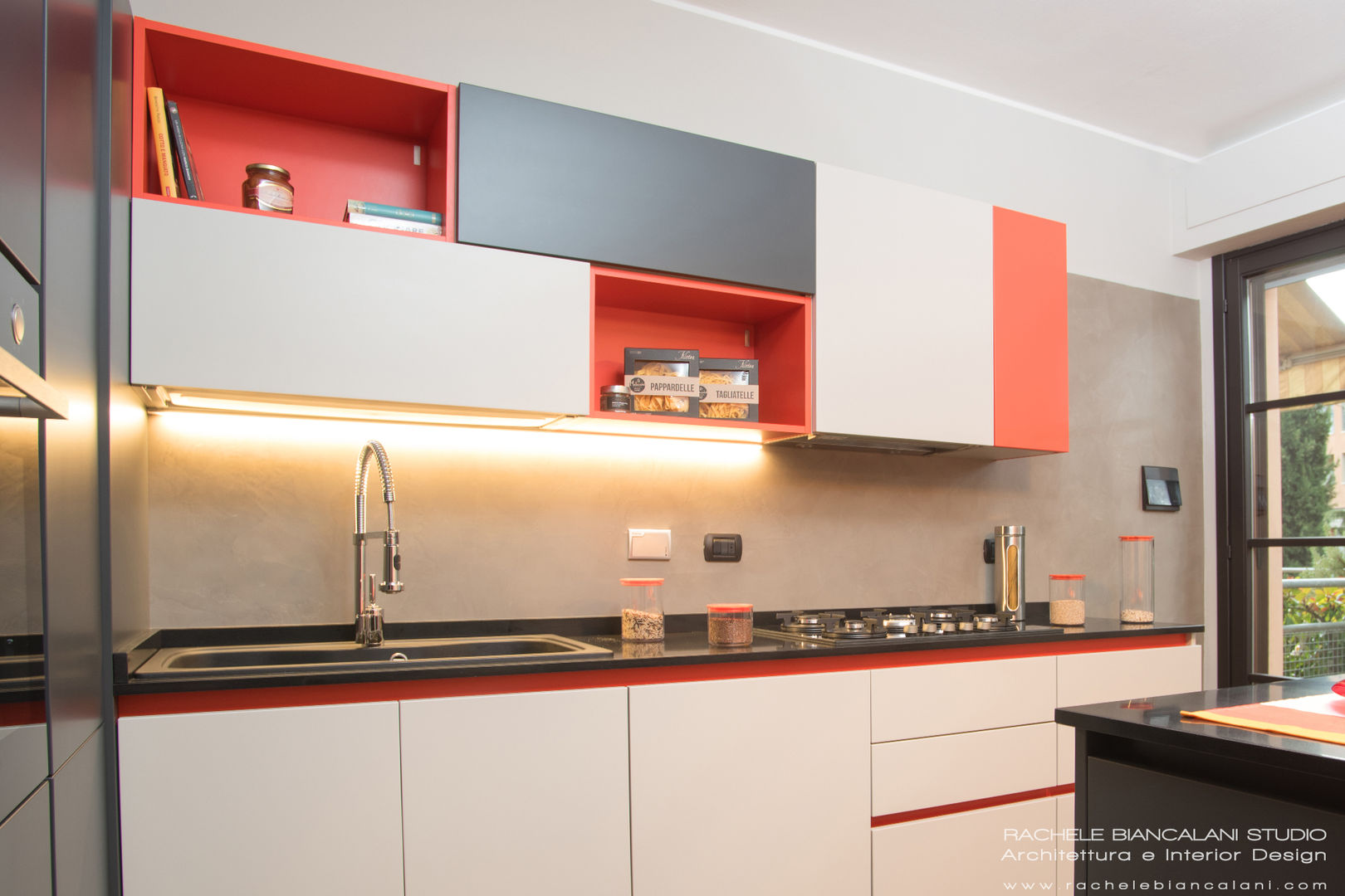 Cucina moderna con righe rosse e pensili multicolore Rachele Biancalani Studio Cucina moderna