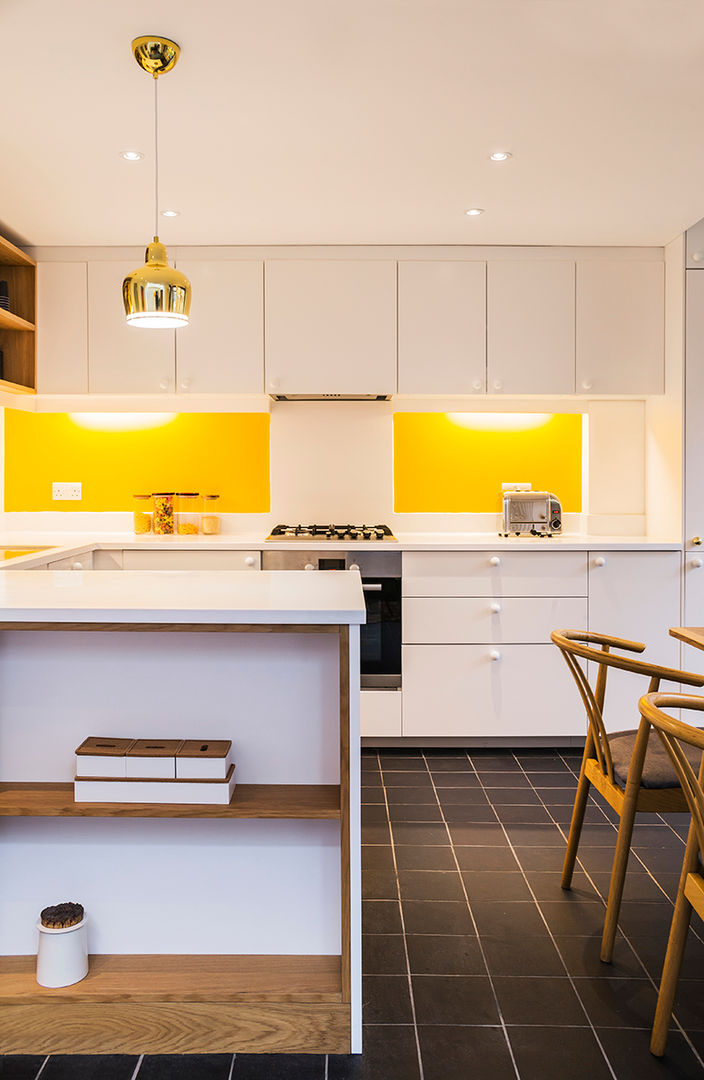 Kitchen A2studio 現代廚房設計點子、靈感&圖片 kitchen lighting,corian,aalto,artek,yellow,splash back