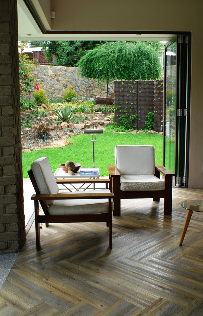 inside or outside? Human Voice Architects Modern living room furniture,garden,living,room,armchair,standing,lamp,glass,corner,doors,windows,lawn