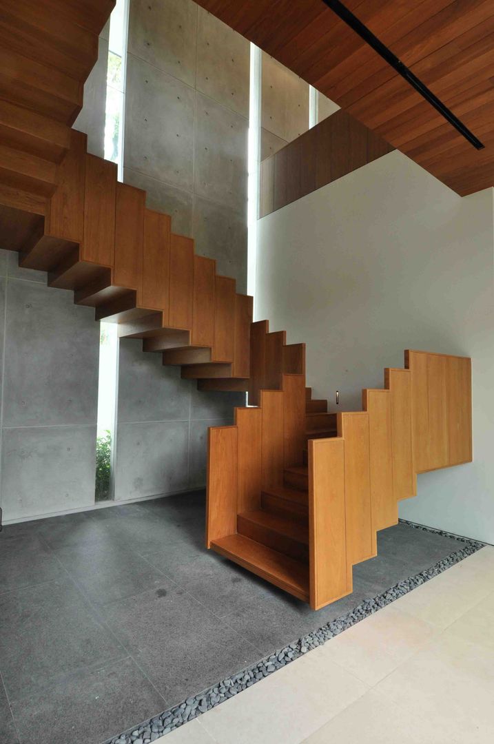 homify Pasillos, vestíbulos y escaleras tropicales