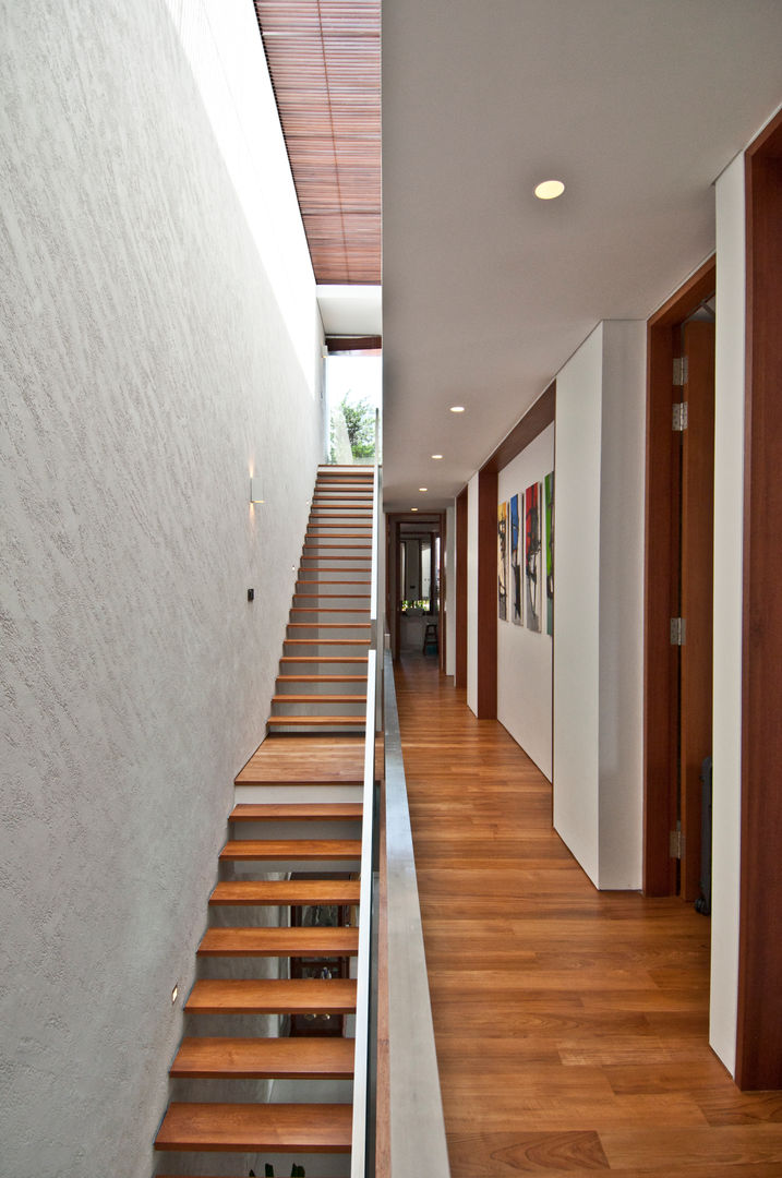 Moonbeam House, ming architects ming architects Modern corridor, hallway & stairs