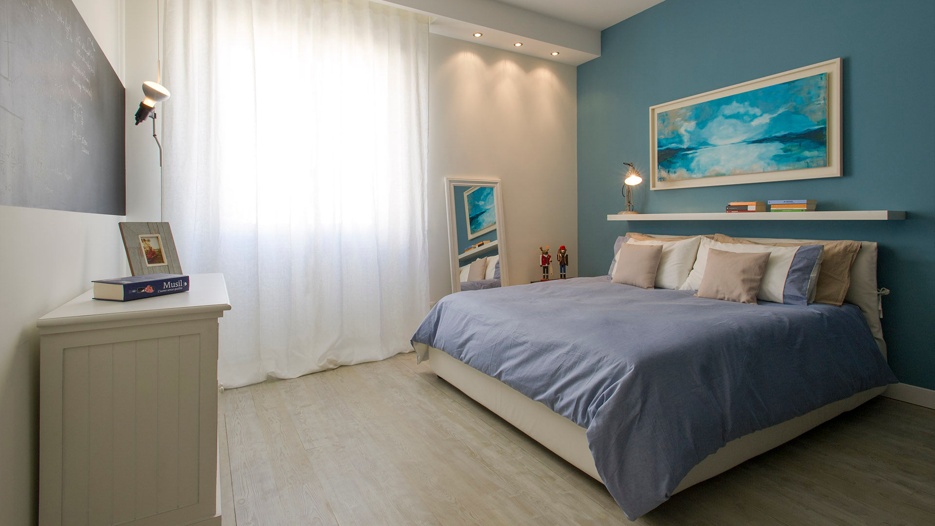 ​Appartamento al Gazometro Archifacturing Camera da letto moderna camera da letto,matrimoniale,toni caldi,letto,blu,tende
