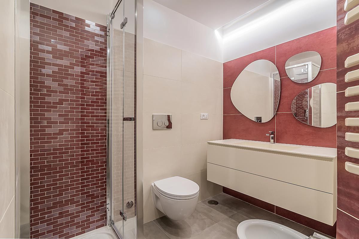 Bagno con rivestimenti in vinaccia Facile Ristrutturare Bagno moderno