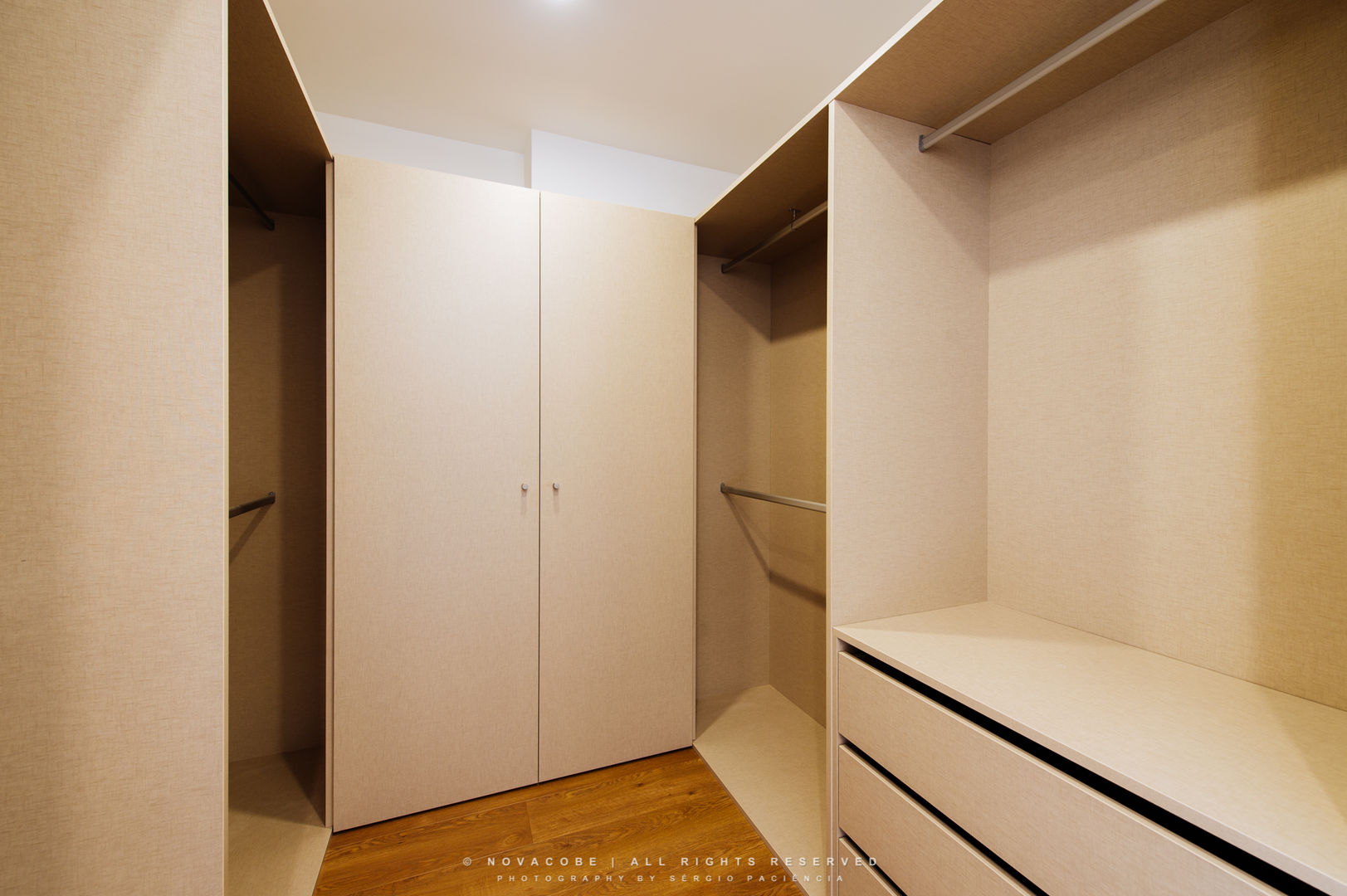 Quarto principal - closet homify Closets modernos