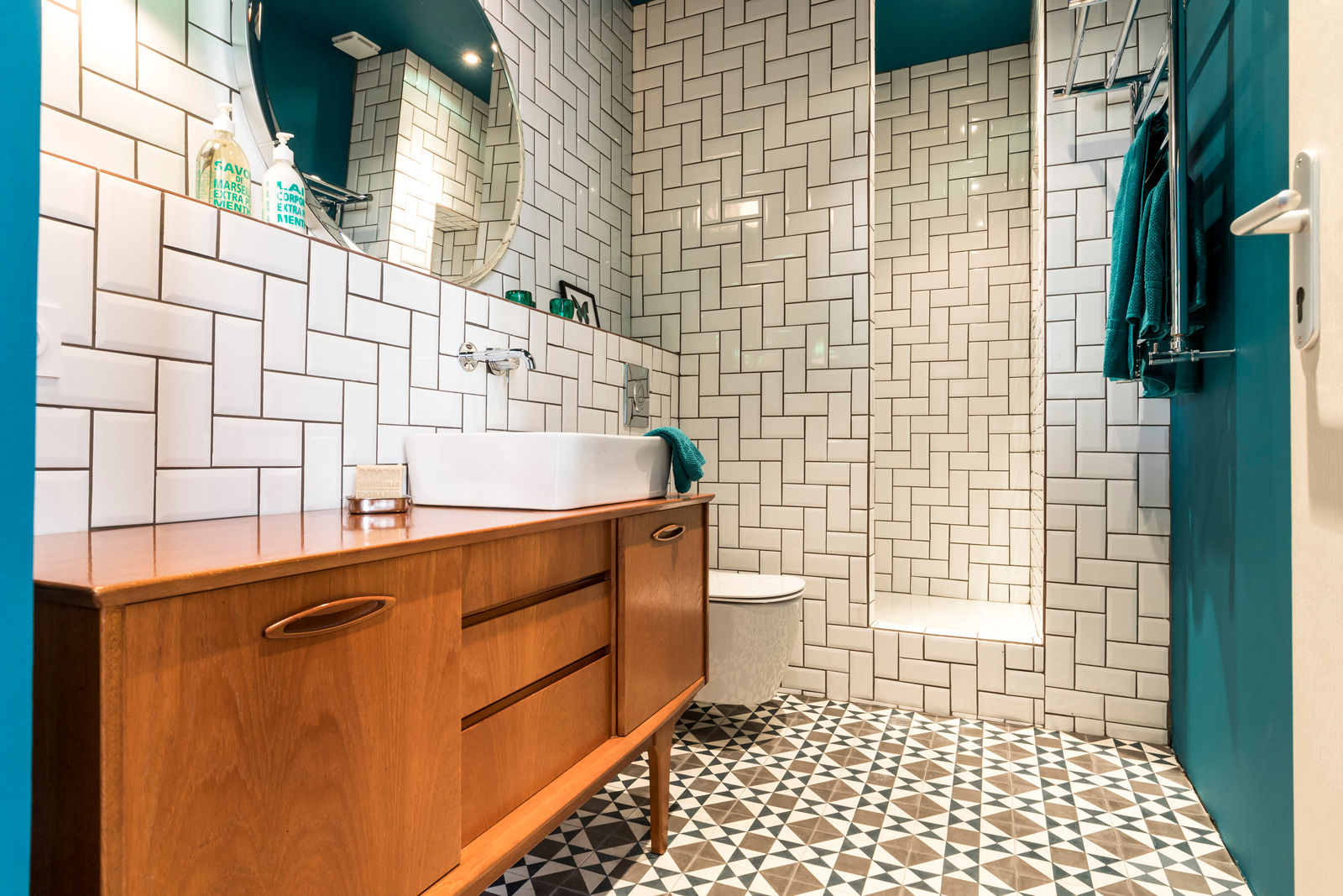 Blue Velvet, Insides Insides Scandinavian style bathroom