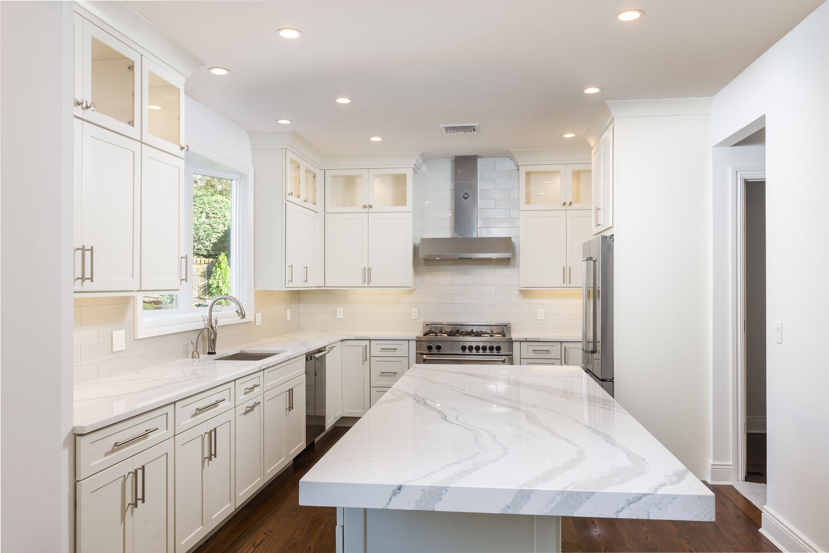 Contemporary Kitchen with quartz countertops, italian Bertazonni appliances HOMEREDI 現代廚房設計點子、靈感&圖片 石英