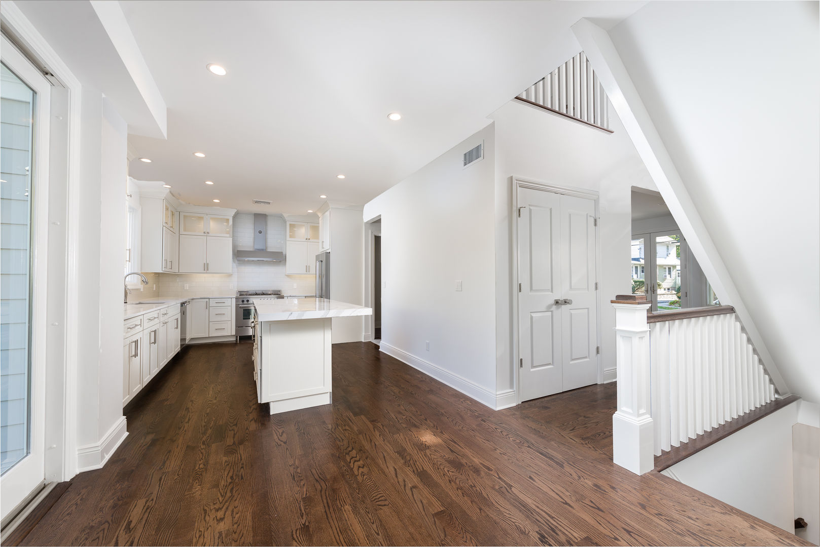 Contemporary Kitchen with quartz countertops, italian Bertazonni appliances HOMEREDI 現代廚房設計點子、靈感&圖片 石英