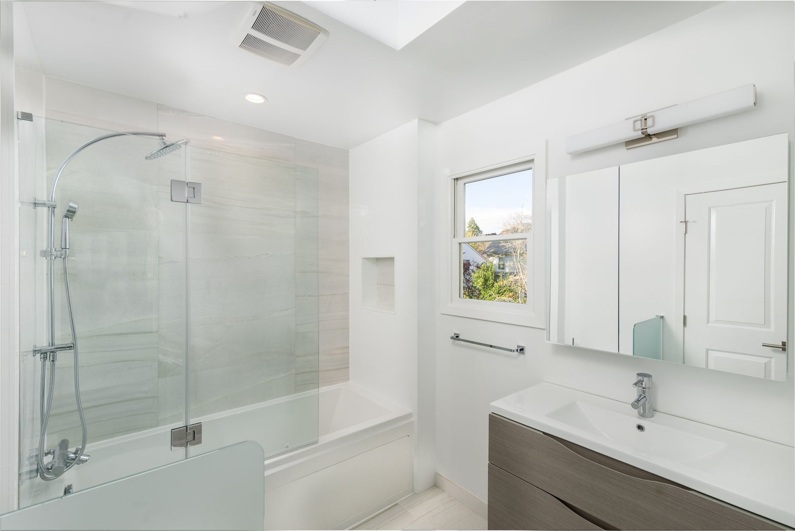 New Residential Construction in POrt Washington, NY 11050, HOMEREDI HOMEREDI Salle de bain moderne Verre