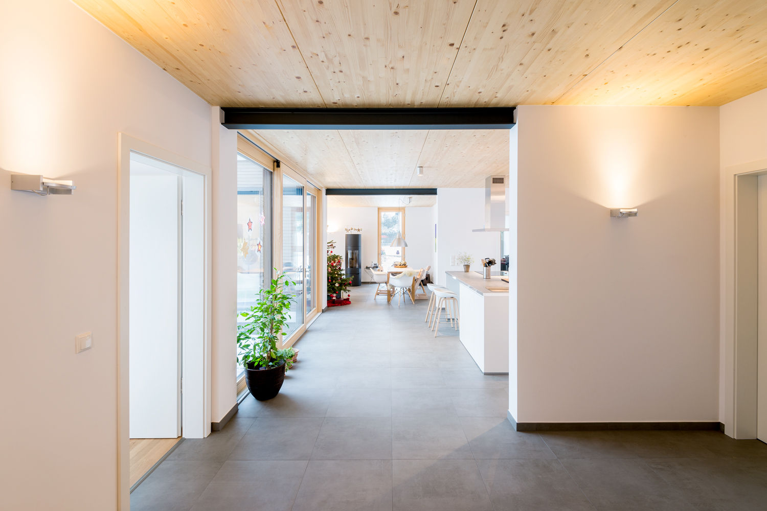 wohnhaus b, sebastian kolm architekturfotografie sebastian kolm architekturfotografie Modern Corridor, Hallway and Staircase Wood Wood effect