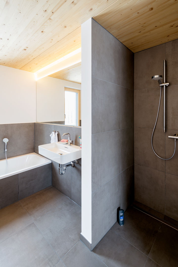 wohnhaus b, sebastian kolm architekturfotografie sebastian kolm architekturfotografie Modern Bathroom Tiles